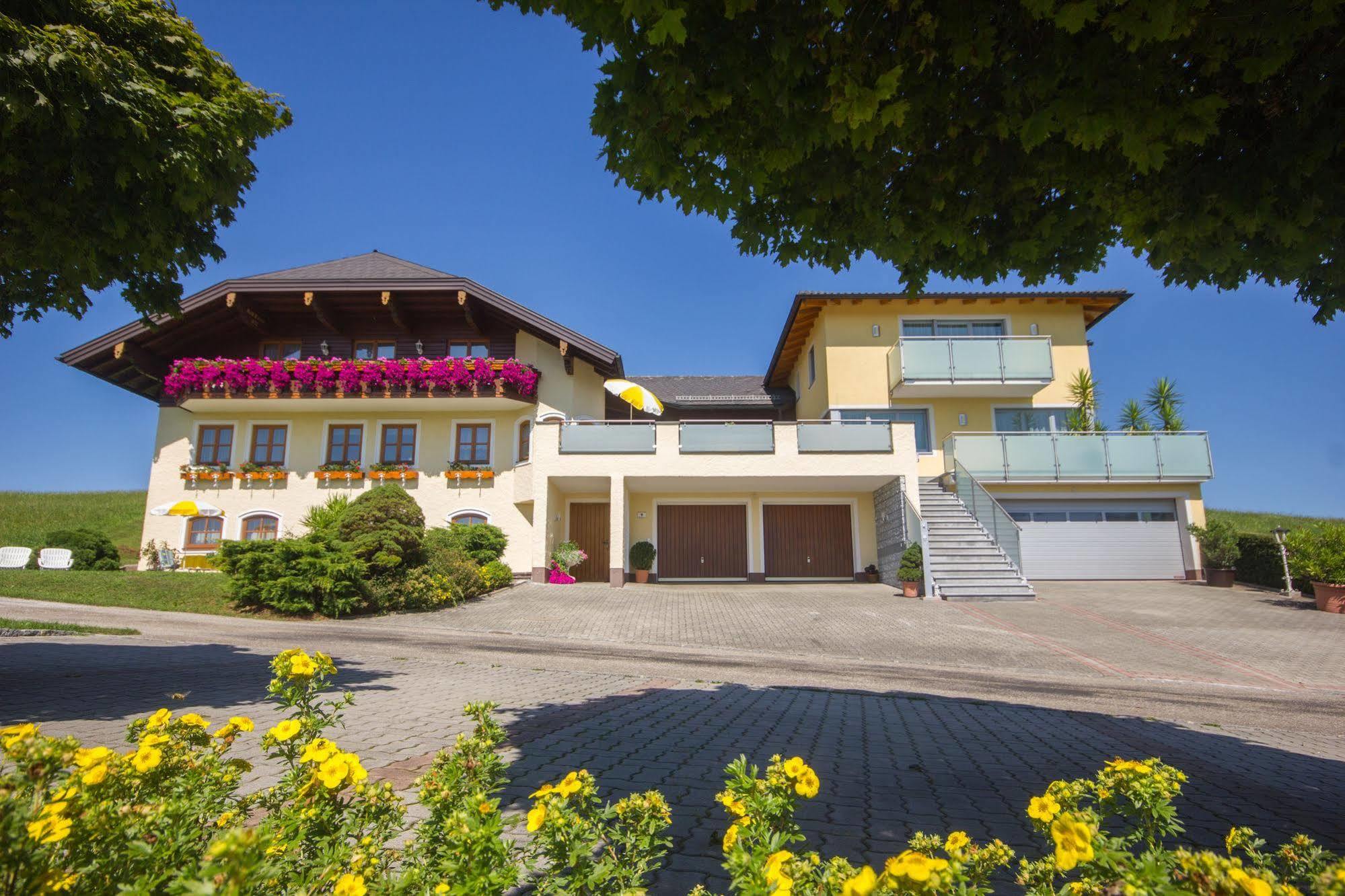 Gaestehaus Stabauer Mondsee Exterior foto